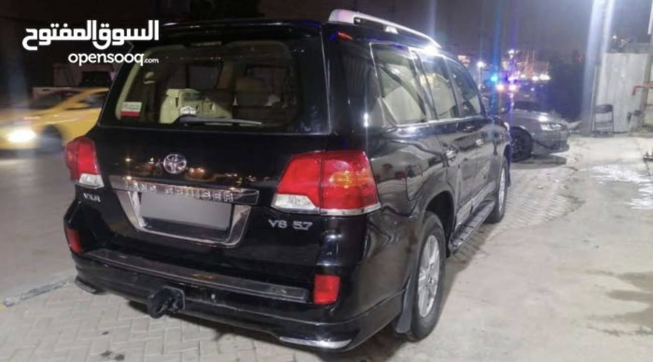 تويوتا لاند كروزر VXR 5.7 2013 فوللللل للأخير موصفات لكزز يعني فول اشاير بالمري شاشه لمس ستيرن كهرباء  و كراسي كهرباء  مثبت سرعه تحكم بالستيرن و بعد كومه مواصفات يعني فول الفول محرك و كير ممتاز كير اوتو دفع رباعي دفلوك كفاله عامه من الصبغ و الضربه السياره ما بيها نقص السياره الدهن مالتها كله من ساز السياره حلوه هنياله الي ياخذها و مابيها اي نقص مثل ما موضح بالصور السياره رقم سليمانيه تحويل ثاني يوم و إذا تريد وكاله  
السعر 45,000 الف دولار يعني أربع دفاتر و نص و بيها مجال حق الجيه و تدلل 
رقمي *********** موجود على مدار اليوم
