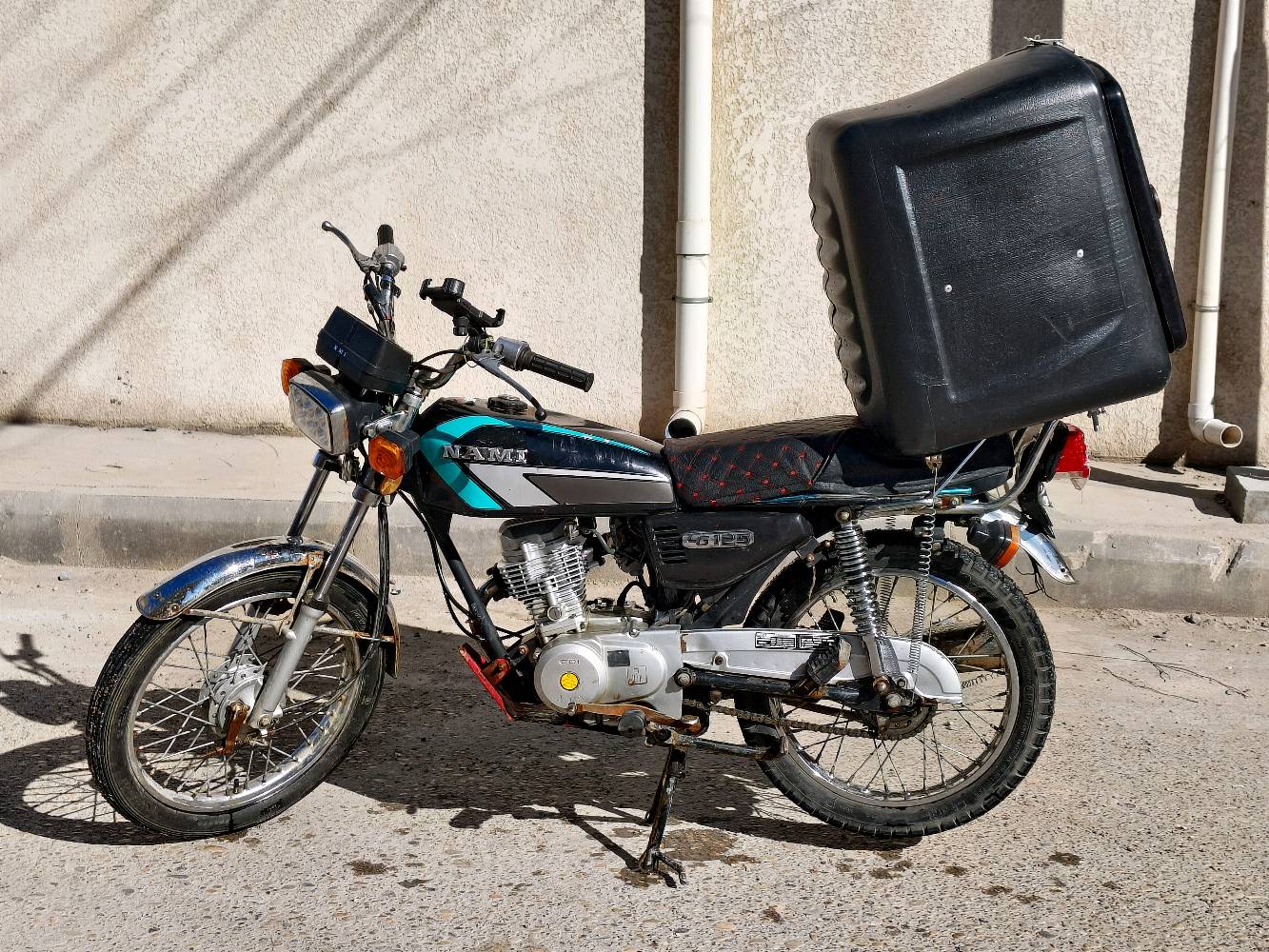 سلام عليكم
دراجه نامه امتياز موديل ٢2 اوراق كامله اصولي نظيفه كامله مع صندوق دلفري .  
السعر مليون وبيه مجال مكاني عماره حجي عبد .