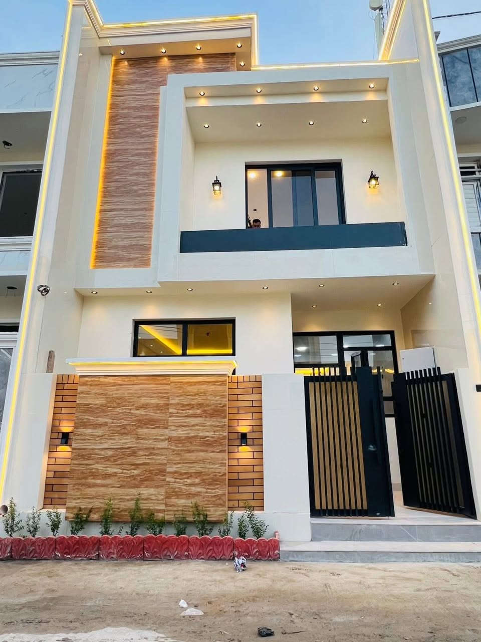 - السَلام ؏ـليڪُم ،
- بيت للبيع مساحة100 متر  طابقين
- (3 غرف نوم _صحيات عدد 2 _ مطبخ  _صالة _استقبال )

- الموقع : بغداد _ الدورة _ البعيثة  مجمع السلطان الثاني  فرع 17
- خدمات كاملة بالمنطقة
- ( كهرباء _ماء_تبليط_مدارس _ سوق)
- ☎️ للأستفسار التواصل  ع الخاص او واتساب 
***********
