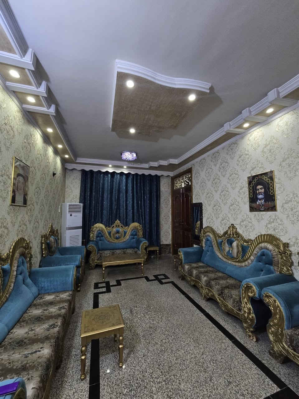 السلام عليكم دار للبيع مساحه ١٢٥ متر مع الكراج ١٨٠ متر ركن بناء حديث درجه اولى خريطه مربعه مكون من ٣ طوابق طابو ملك صرف أمامه تشجير مسيجه مساحتها ٥٠٠ متر الموقع منطقه حي السلام محله ٧٥٥ قرب مركز شرطه الخنساء شارع المستشفى الجديدسعر ٣٠٠للاستفسار (***********)
