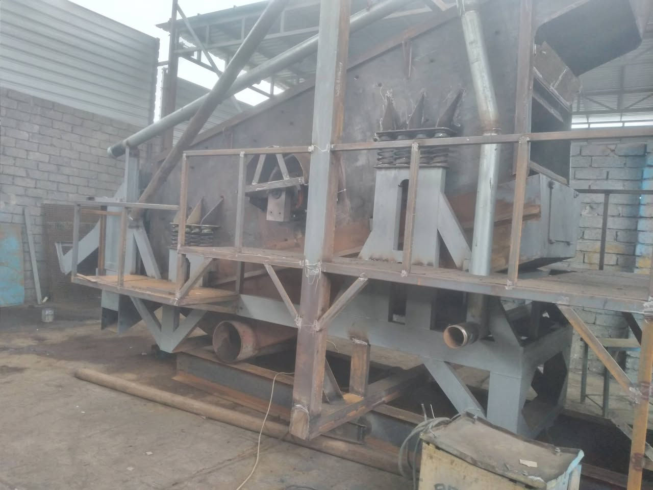 للبيع غساله حصى ورمل جديد غير مستعمل
الطول ٤٣٥سم العرض ١٢٢سم ثلاث خانات سؤيل 
بولبرين حجم ٢٢ بابين اعراض بليت ١٠ ملم ماطور الهزاز ٢٠ ح 
م/***********
م/***********
