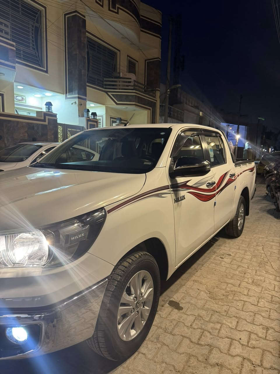 سلام عليكم
تيوتا هايلوكس 2020 كويتيه ماشيه74 سياره جديده مكفوله كفاله عامه حتى الدعاميات عدا بارد اقل من شبر بالباب موصفاتها معروفه رقم بغداد تحويل ثاني يوم 
مكاني بغداد 
ساحه عدن 
***********
