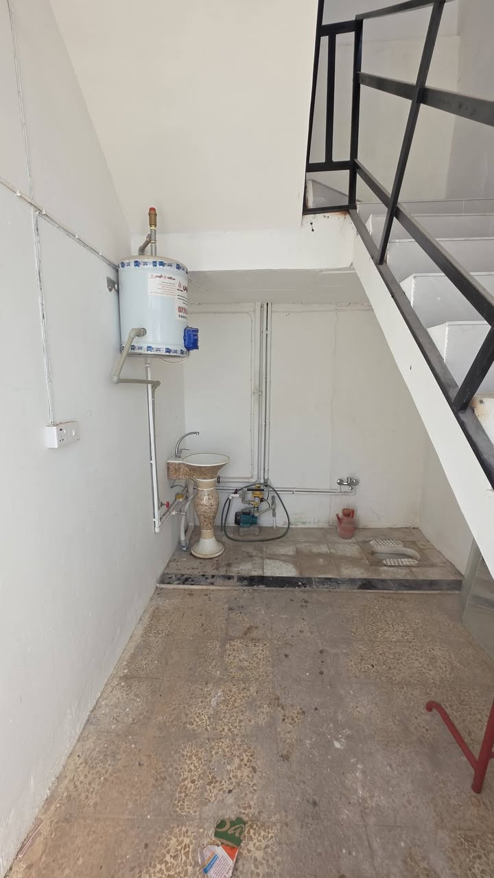 قاعة للإيجار غرفتين  اولا 4×5 ثاني 4×10.
يتوفر مرافق و مغسل مع گيزر 
يفضل للمعاهد و تدريس خصوصي و عيادة 
و صالة العاب و صالة جيم 
📍العنوان حي واسطي دور سكك قريب على جامع الفردوس 
للأستفسار: ***********
