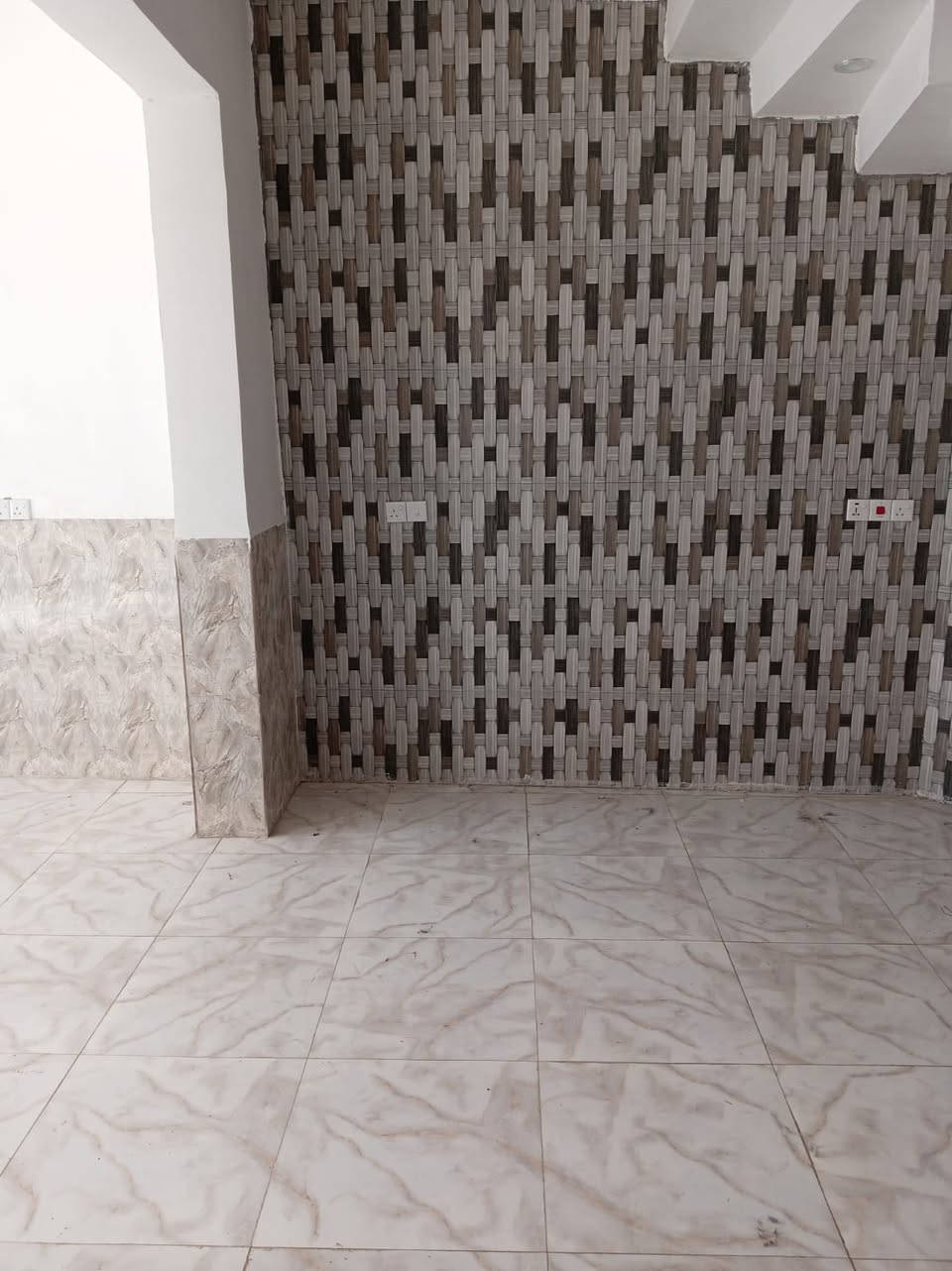 دار سكن طابو صرف في ( حي الزيتون )
مقابيل بيت ( نبيل نور لحمود )

مساحة ١٥٠ م - بناء طابوق - سقف صب كونكريت 
( طابقين ) - طابق 1 - غرفة نوم واحدة + صحيات
طابق 2 - غرفتين نوم + صالة + صحيات 

( ٣ غرف نوم )+ صحيات خارجية 
بناء درجة أول - كل لبيت سيراميك وجاهز من كلشي
( تحويل مباشر )

للاستفسار مراجعة مكتب غازي للعقار   
واسط - الزبيدية - قرب أفران المائدة  *********** 
***********
