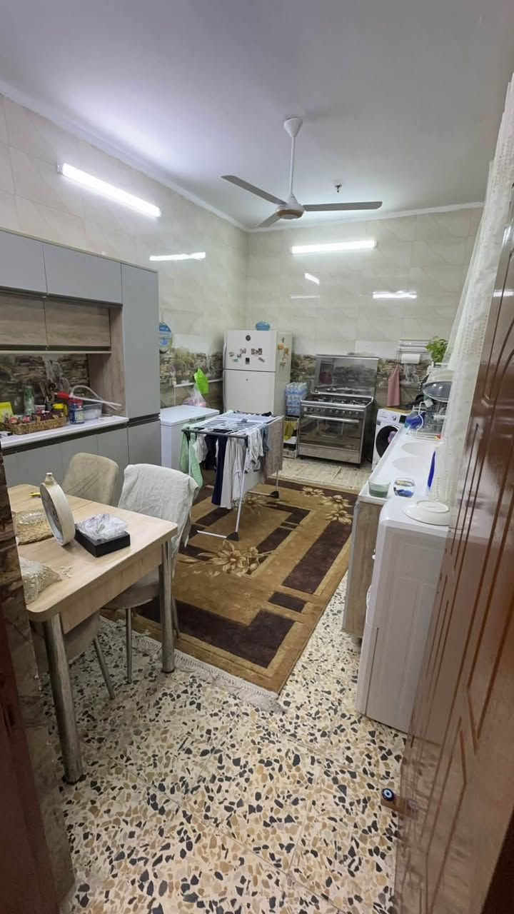 بيت ١٠٠ طابقين متر قرب السايلو عالشارع بوجه المشروع بيت كله جديد تأسيس مجاري جديد كهربائيات جديد بيت كامل من كل الجوانب غرفتين طابق اول مع هول بسيط وسطح وبيتونه الطابق الارضي استقبال خارجيه مع حمام وتواليت خارجي وهول ومطبخ وحمام استفسار ***********
