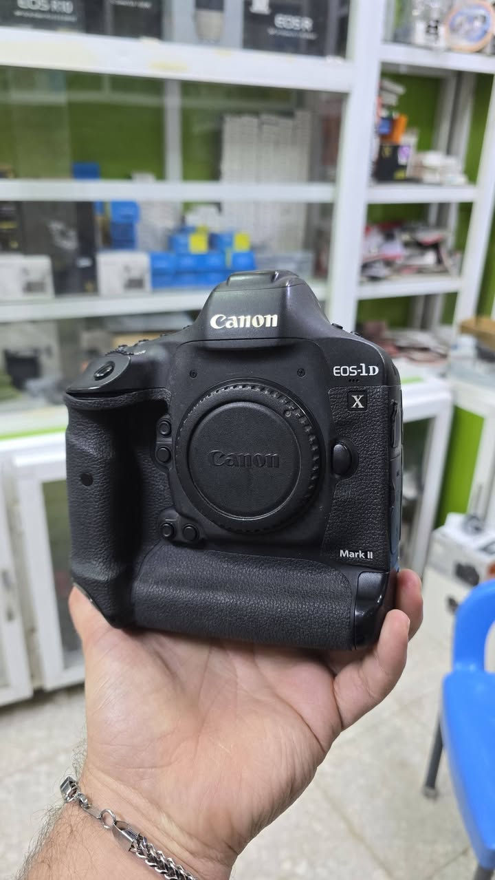 عدسه كانون 300 ثابت 
سعره عدسه فقط 3 ملاين و250الف
كامره 1DX mark 2
سعر بدي فقط مليونين و900الف 
مكاني بابل ***********
