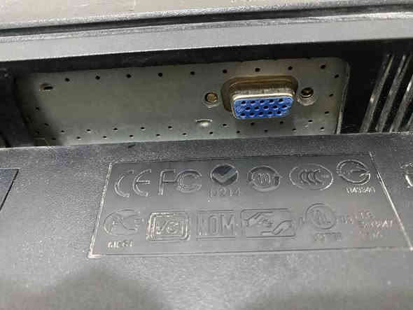 سلام عليكم شاشة ايسر رخيصة مع كيبلات كاملة
المواصفات

الموديل: Acer V193W

القياس: 19 إنج

الدقة: 1440 × 900

معدل التحديث: 60Hz – 75Hz

نوع المنفذ: VGA

نسبة العرض: 16:10

الملحقات: كيبل باور + كيبل تحويل HDMI إلى VGA (كما موضح في الصور)

---

للشفافية

الشاشة تعمل بشكل طبيعي لكن يوجد خط أزرق طولي ظاهر أثناء التشغيل.

منفذ VGA يعمل بدون مشاكل، لكن براغي التثبيت فقط مكسورة.

الحالة العامة جيدة للاستخدام المكتبي أو الكاميرات.

---

السعر 35 الف
مكاني بصرة قضاء شط العرب 
للاتصال او واتساب ***********
