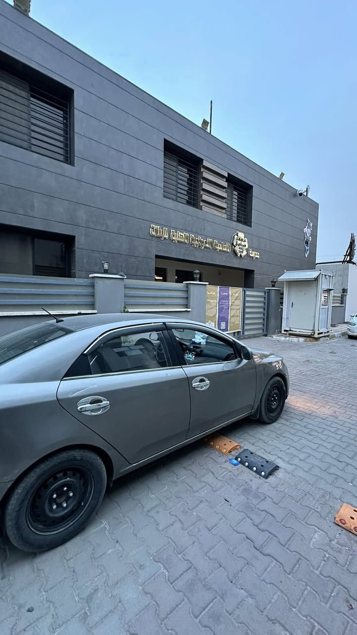 السلام عليكم
سيراتو موديل 12 خليجي 
مكينة 1600 دوش المرغوب 
رقم بغداد باسمي تحويل ثاني يوم 
ماشيه 300 كيلو متر حقيقي 
مكينه كير كهربائيات تبريد صدر كله جديد
بيه جاملغ ايسر مصبوغ فقط بدون دواخل
السياره بدون اي نقص جاهزه 
السعر 88 وبيه مجال 
مكاني بغداد حي الحسين 
***********
