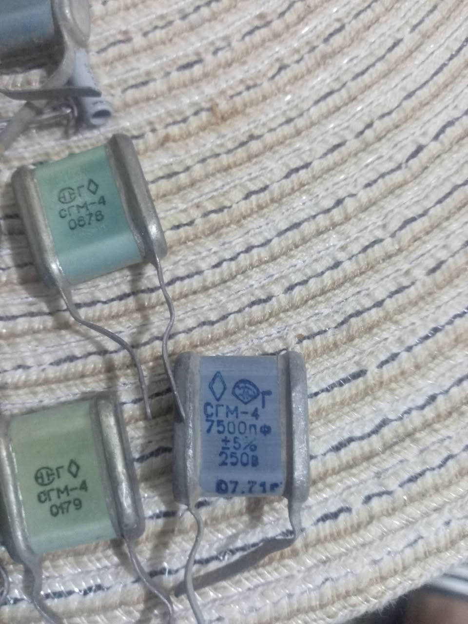 📢 للبيع: مكثفات ميكا فضية (Silver Mica) 
لعشاق النقاء الصوتي ومشاريع الـ High-End Audio، متوفر لدينا مجموعة من المكثفات السوفيتية الأصلية من النوع الشهير SGM-4 (СГМ-4) المعروف بدقته العالية واستقراره الحراري الممتاز.

✅ مميزات القطع:

النوع: ميكا فضية (Silver Mica) - تعتبر الأفضل لدوائر الصوت والترددات العالية.

الحالة: مخزن قديم (NOS) بحالة ممتازة، مغلفة بهيكل سيراميكي للحماية.

الدقة: نسبة خطأ ضئيلة جداً (±2%)، مما يضمن توازن القنوات الصوتية.

الاستخدام: مثالية لتطوير مكبرات الصوت (Amps)، أجهزة الفينيل (Phono stages)، ودوائر الراديو الاحترافية.


**إذا كنت صاحب هذا الإعلان وتريد حذفه لأي سبب، رجاءا أرسل رسالة إلى الدعم الفني**