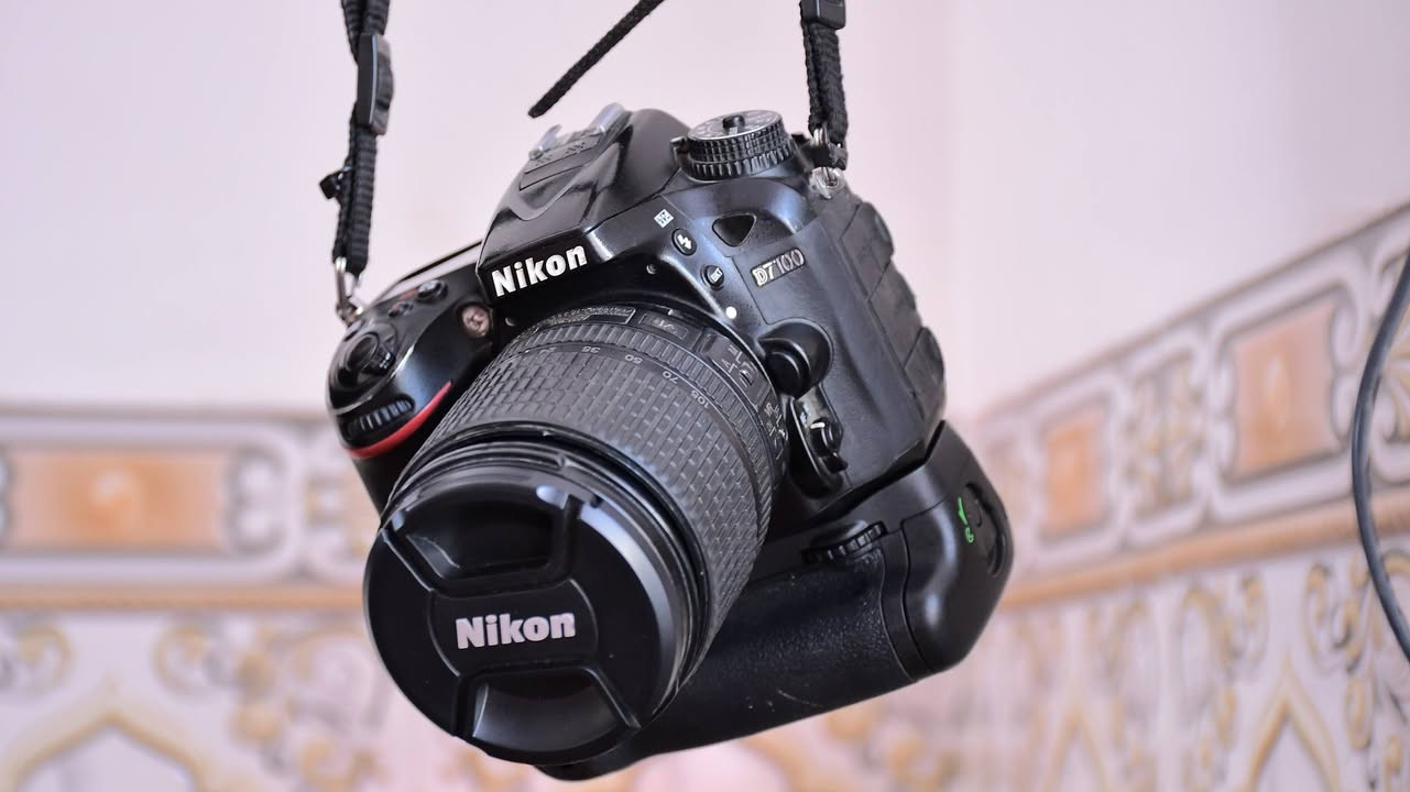 سلام عليكم
كاميرا للبيع نيكون 7100 دي مع كامل ملحقات 
حزام ضهر 
بطارية + شاحنة 
عدسة 18-105
اكرب حامل بطاريتين 
رام 
استخدام شخصي
كاميرا خير من الله 
خدمة توصيل متوفرة
سعر مناسب
رقم الهاتف 
***********
موجود واتساب
