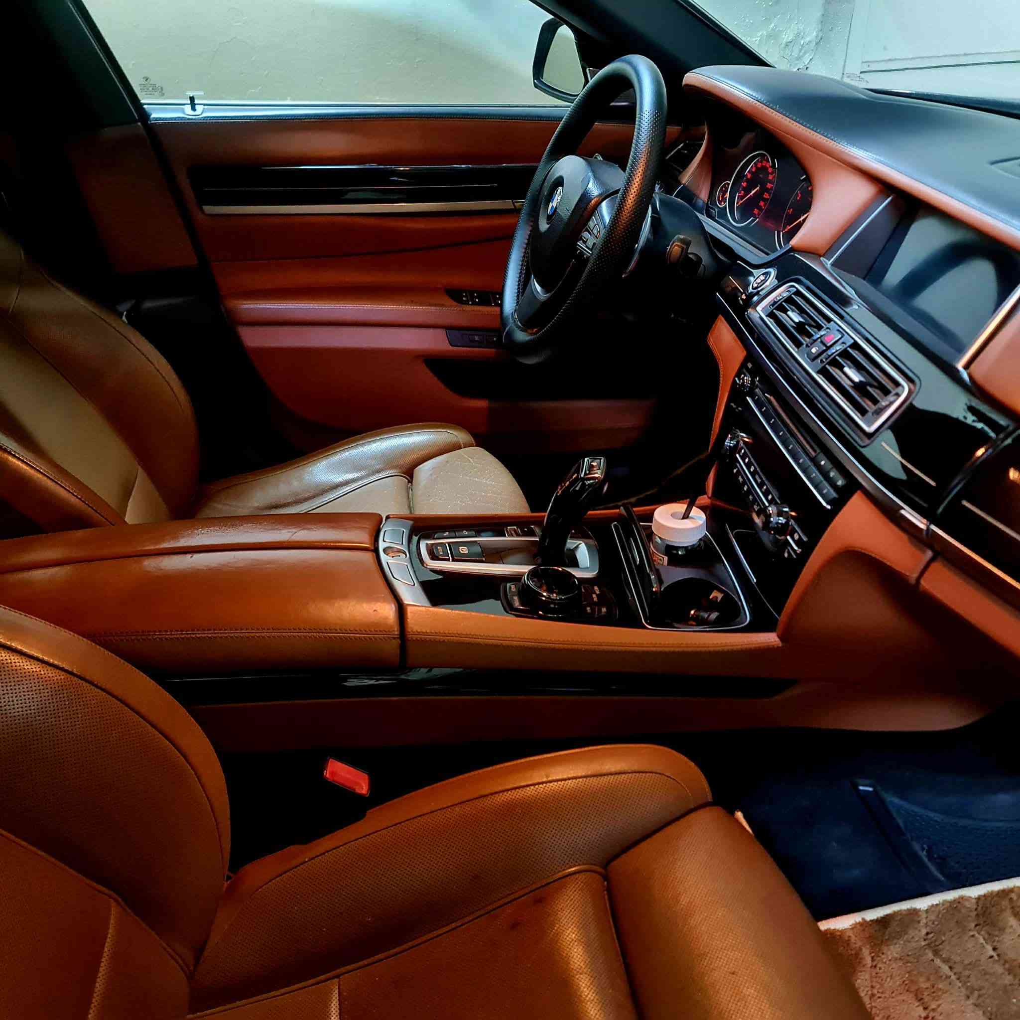 شباب صلوا على محمد وال محمد بيع او مراوس نزل شنو عندك.
حجم 750 

فول واحد ع واحد اعله موصفات 

موديل 2014 

مكاني بغداد 

*********** بي واتس
