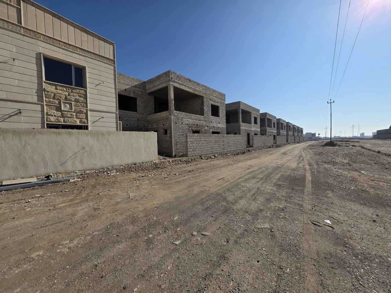 🏡 دور عدد (3) للبيع متجاوره
📍 مجمع القرية الإيطالية 2
على شارع ١٥ متر 

🔹 الدار بطحي
🔹 الواجهة: 15 متر
🔹 المساحة: 200 م²
🔹 خلف الدور شارع عام

تفاصيل البيت:
▪️ 3 غرف نوم
▪️ صالة داخلية في الطابق الأول
▪️ صالة داخلية في الطابق الثاني
▪️ صحيات عدد 2

📞 للاستفسار: ***********
🏢 #مكتب_المتميزين
