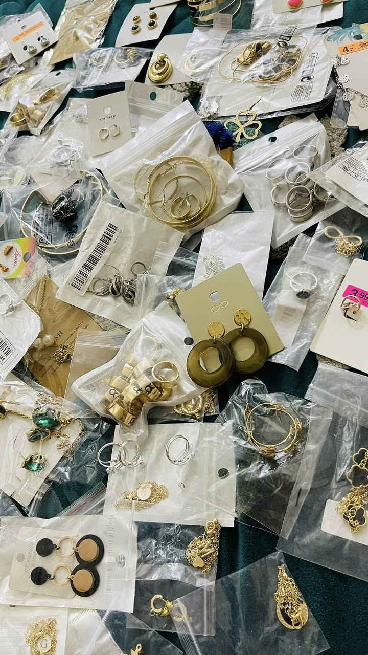 الشلحات  القطعة بـ اربعة ونص عدد ٦
والتراكات القطعة ب خمسة عدد ٤
كلهن بيعة وحدة بـ ٤٥ 

—

وعندي لانجري عدد ١١٥ قطعة بـ ٥٠ الف

وعندي اكسسوارات فوك ٢٤٠ قطعة بـ ٧٥ كلهن

وعندي اطفال ملابس شي ان القطعة بـ ١لف عددهن ٥٨ كلهن بـ ٥٥ الف

عندي منزلي كارتونة تخبل وكلشي بيها 

وعندي ملابس طلعة ومكس نسائي هاي خلو سعر عليها واشتروها

#تعزيلة_مشروع


**إذا كنت صاحب هذا الإعلان وتريد حذفه لأي سبب، رجاءا أرسل رسالة إلى الدعم الفني**