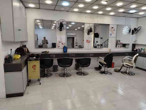 صالون للبيع كامل شغله خير من الله سبب البيع السفر والانتقال
