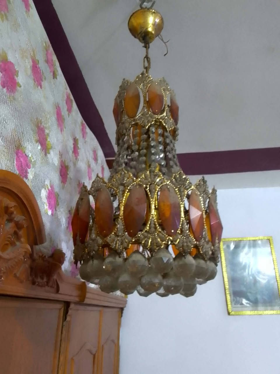 سلام عليكم مستعجل بيع ثريات سعره 75 الف وكنتور سعره 200 الف بي مجال وميز التلفزيون سعره 75 الف من  بغداد مدينة الصدر تقاطع كسره وعطش الحميديه عماره الخظر رقم اتصال ***********
