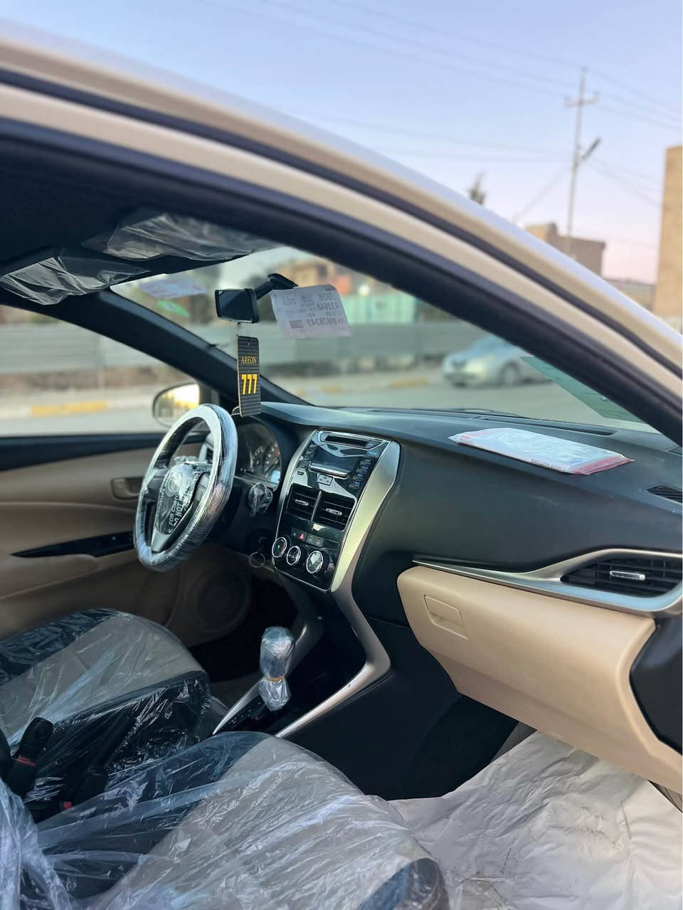 سلاوي خواي گةورة يارس٢٠١٩  جانتا    ناو زةرد ئيكو گير  توماتيك و عادي گير ومةكينة و كارةبايةت بةشةرت ١٥٨هةزار روشتوة  ٣ پارجةي پيش و ١ پارجةي دواوةي هةية ناوي  زور كةم گرتيتي  
١٠٥ وةرةقةو ماجالي كةم 
*********** كويسينجاك, أربيل
