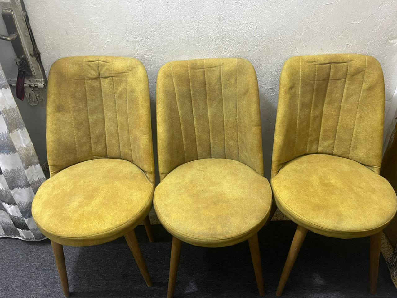 ميز طعام للبيع ٦ كراسي وميز يكتبر ويتصغر سعره ١٢٥ بي مجال بسيط مكاني الغدير ***********
