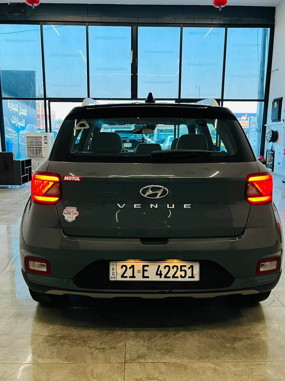 🚗 لأصحاب الذوق الرفيع: هيونداي فينيو (Hyundai Venue) بحالة ممتازة للبيع 🚗
إذا كنت تبحث عن الأناقة العصرية مع الاقتصادية والعملية، السيارة متوفرة الآن للمعاينة والبيع الفوري
.
📋 تفاصيل ومواصفات السيارة:
 النوع والفئة: هيونداي فينيو (Hyundai Venue) - كروس أوفر مدمجة وعصرية.

 اللون: رمادي مميز (قلمي) مع سقف ومرايا باللون الأسود الملكي (Two-Tone Design).

 اللوحة والتسجيل: رقم سليمانيه نظامي ومميز (21 E 42251)، والتحويل أو الوكالة مضمونة وبشكل فوري.
✨ المواصفات الخارجية والداخلية المتميزة:

 الواجهة الأمامية: شبك كروم بتصميم كاسكيدينج الأنيق والجريء.
 الإضاءة: نظام إضاءة LED أمامي حديث مع سينسور إضاءة نهارية بتصميم مربع مميز.

 العجلات (الويلات): ويلات ألمنيوم سبورت (كروم مع أسود) بحجم مميز يمنح السيارة ثباتاً ومظهراً رياضياً.
 المقصورة: تصميم داخلي مريح ومجهز بشاشة وسائط متطورة، كاميرا خلفية، تحكم ستيرنج كامل، ومثبت سرعة.

📍 المعاينة والتواصل:
 الموقع: كركوك. معرض العدل 

 الممشى: [71.000 ] كم.

 السعر: [145 ورقه] (قابل للتفاوض البسيط بعد المعاينة).

📞 للاستفسار والتواصل
 رقم الهاتف: [‭***********‬]

