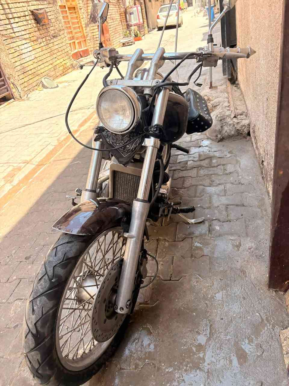 السلام عليكم 
شادو سلاشر 
محرك 400 
كفالة محرك وكير 
تخم تاير جديد 
دسكات وبنز خلفي جديد 
زنجيل جديد مكرز وكامل 
الدراجة كفالة سرقة وعشائر 
بدون اوراق 
مكانهه بغداد 
سعر 12 ورقة وبيهه مجال 
***********
