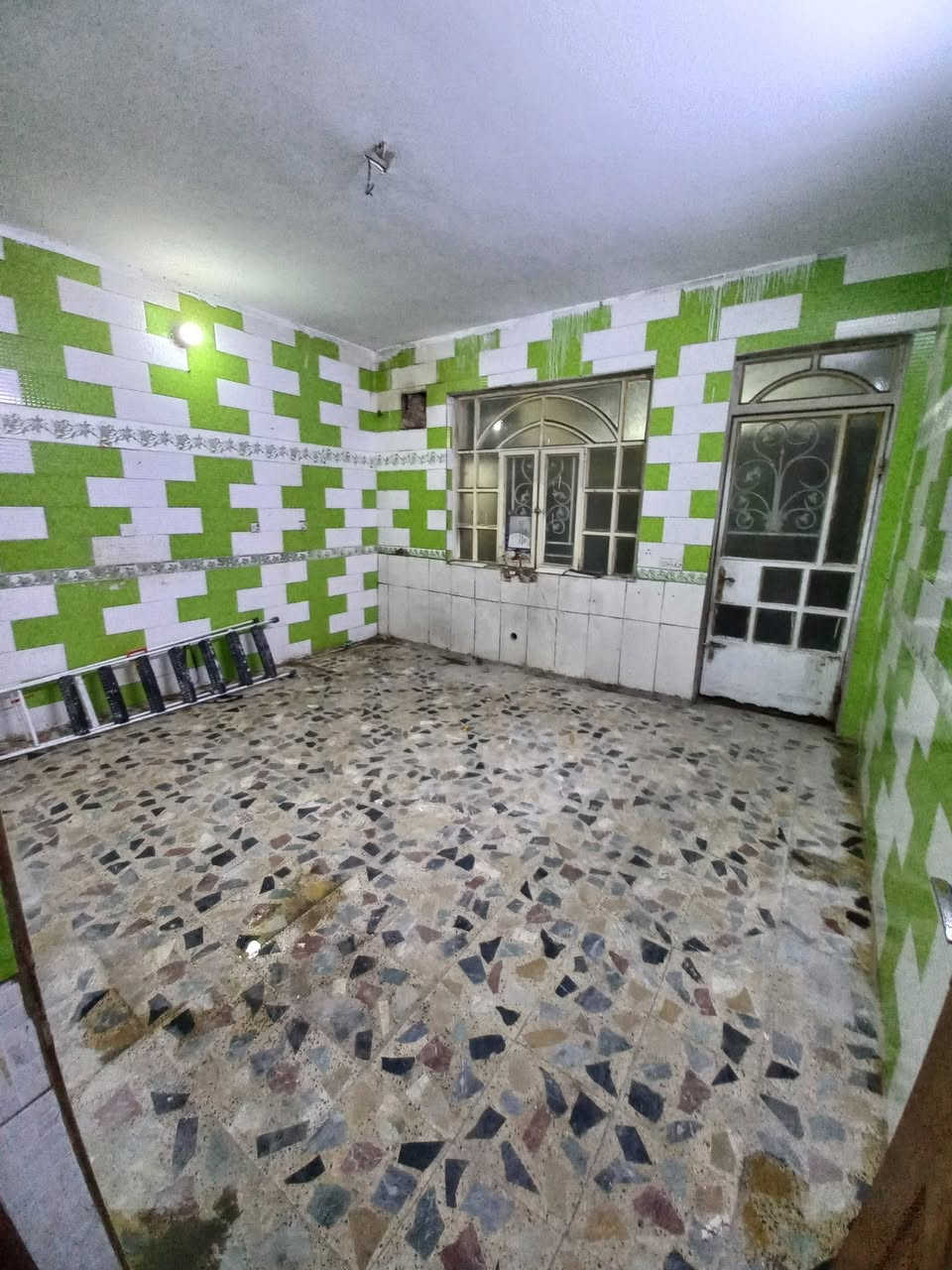 الله الرحمن الرحيم 

مشتمل للببع المساحة 95 الواجهة 5 النزال 19 البيت نضيف  من ناحية البناء والصحيات البيت كامل مكمل يحتوي على 3 غرف نوم غرفة في الطابق الارضي وغرفتين في الطابق الثاني عنوان المشتمل الشعب حي العقاري الثانية مقابيل مدرسة التربية الابتدائية السعر 215 مليون

للاستفسار اكثر مراسلتنا عبر الماسنجر 
او
على الواتساب      ***********
