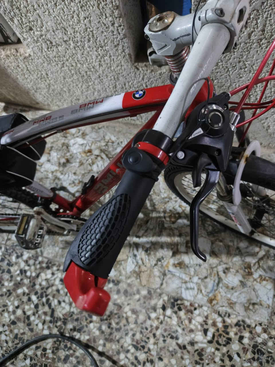 السلام عليكم حبايب
بايسكل bmw 
صيني حجم ٢٦ كلش نظيف 
 ادامه مسويله كامله واي نقص مابي
اريده مراوس بايسكل حجم ٢٨ لان هذا صغير عليه 
حتى لو فرق
عنواني بغداد حي الجهاد


**إذا كنت صاحب هذا الإعلان وتريد حذفه لأي سبب، رجاءا أرسل رسالة إلى الدعم الفني**