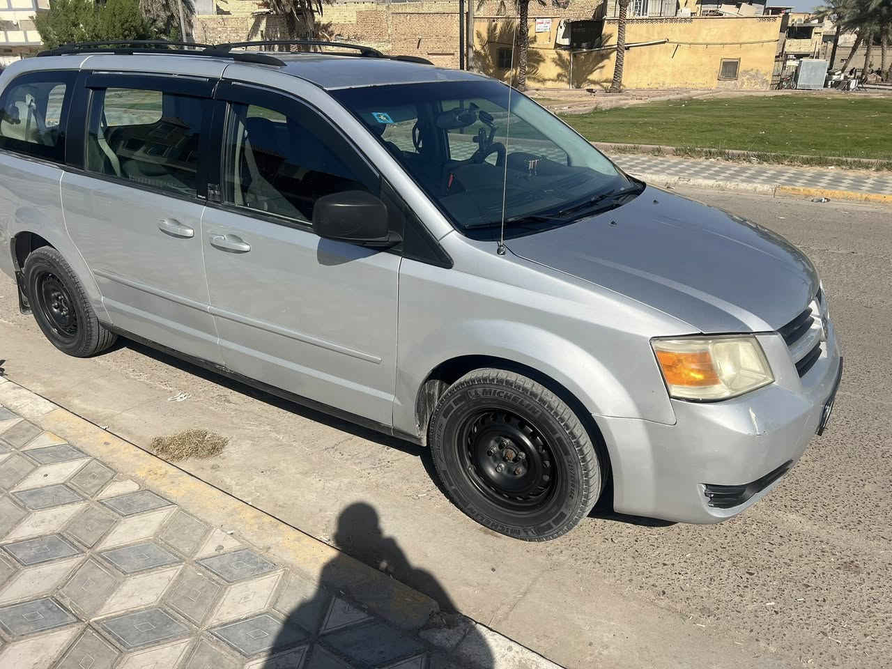 كرفان 2010 مكينه 3300 سياره مصبوغة حزام جماليه  ماشيه 98الف نظيفة رقمها بغداد دولي بأسمي  تبريد ثلج قطعه واحده تخم تاير جديد مراوس حسب القناعة رقم ***********
