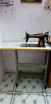 مكينة خياطة • شغالة • قابلة للتفاوض