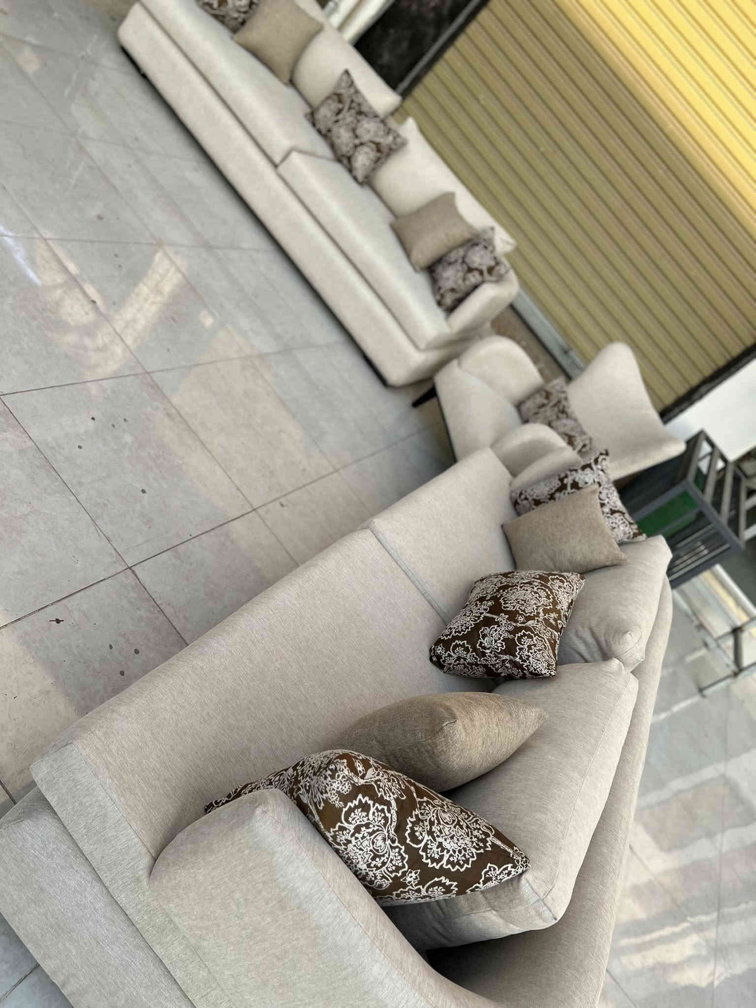 Newتخم تركي مودرن 9 نفرات  🇹🇷
ماركة ( istikbal استقبال ) 
الجلوس  مريح وسوفت 
القياس القنفه الكبيره 240 في 90 
السعر  575$ 
للاستفسار واتساب ***********
عنوان مجمع شارى ئاندازيان مقابيل فلوريا ستي 
يوجود توصيل جميع محافضات العراق 🚚
