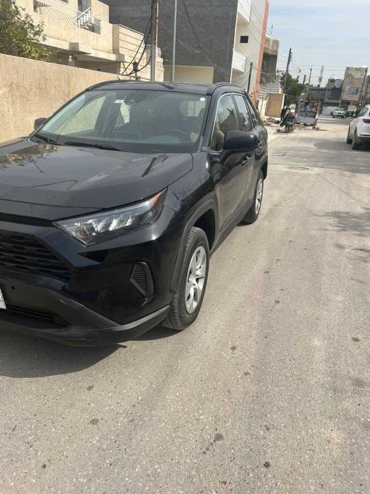 تويوتا رافور موديل 2021 فئه le سياره جديده حادثه موضح بصور اني مستورده وماشيه 21000 الف  ميل حقيقي مال امريكا بيه جاملغ خلفي مبدل اصلي ومصبوغ وباب خلفيه اصليه مبدله وباب صندوك طخة ومبدل بدون اي دواخل او حوض بچم بلادي كبس  اسمي سياره وترهم مراوس حسب قناعه السعر 218$ وبيه مجال لتفاوض موجوده سياره بغداد حي العامل ***********.    ***********
