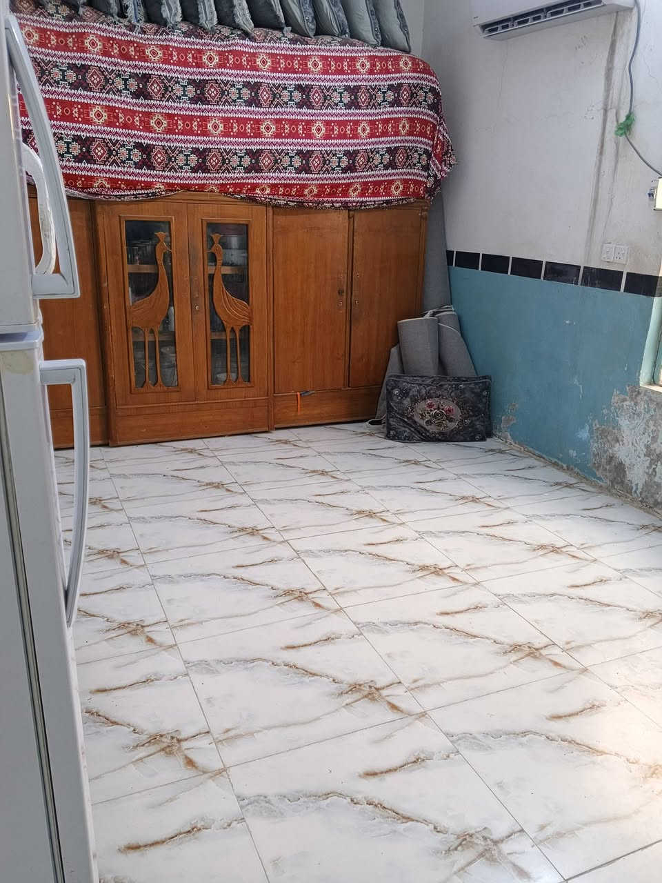 السلام عليكم بيت للبيع مساحته 200متر يتكون من 3غرف وصاله ومطبخ واستقبال وصحيات موقعه في حي سالم نزلت الحقل للاستفسار الاتصال في هذا الرقم ***********
