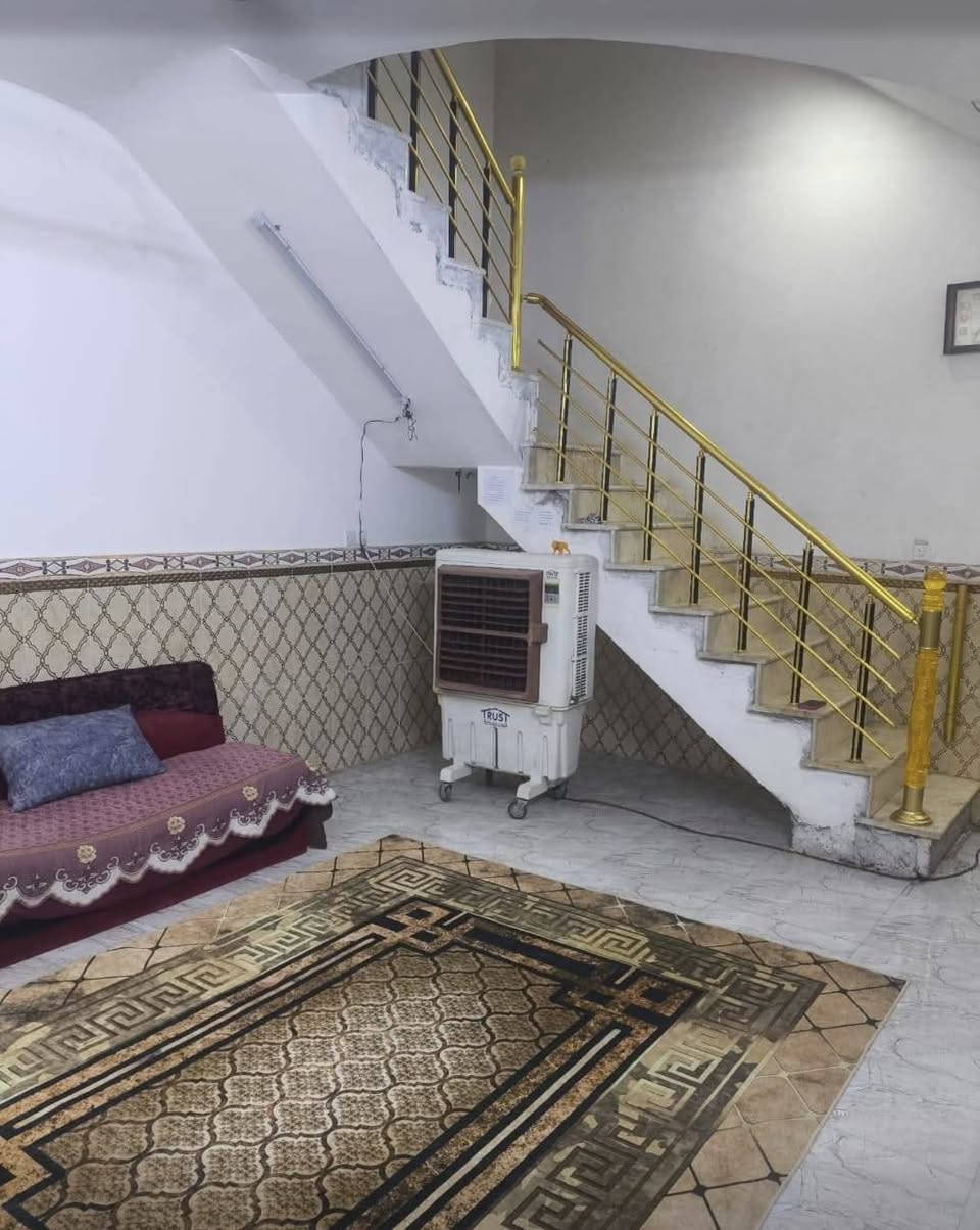 سلام عليكم بيت للبيع حي السفير الفرع مقابل افران علي الهادي المساحة 125 طابقين اربع غرف سويتات بناء حديث السعر142 للاستفسار ***********
