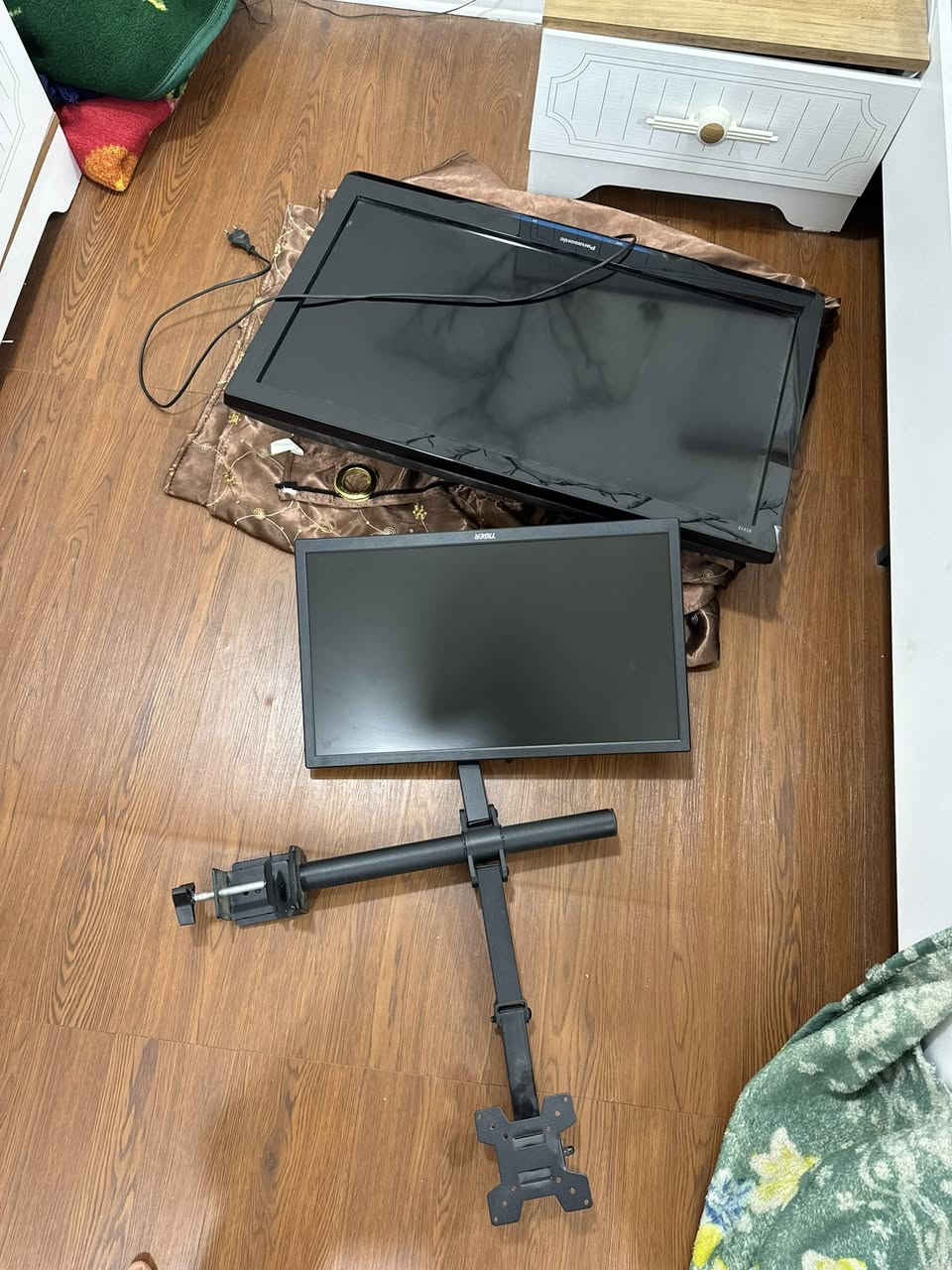 السلام عليكم شاشتين وحدة بانسونك ماعرف شنو مواصفاتها نظيفة نظافتها ١٠٠٪؜ والثانية مونيتور ٦٠ فريم مال بيسي وتفيد للكاميرات مال المراقبة رايدهن ب١٠٠ قفل متوفر توصيل لكل العراق *********** واتساب
