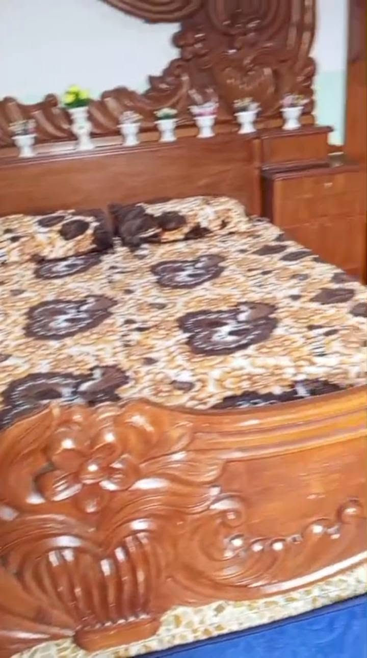 السلام عليكم غرفة اخشاب ثقيل مستعمله للبيع بيها اضرار كما موضح في الصور والفيديو وأغلب النوقصات موجوده عندي ادفع سعر للتواصل واتساب *********** العنوان جنوب الموصل ناحية الشورة
