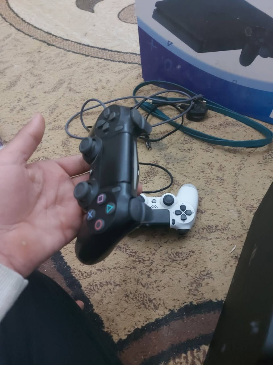 السلام عليكم بلي فور سلم ذاكره  512 مهكر قرص نضام 12 بلي اخو الجديد تجي تأخذه عل فحص جويستك عدد 2 السوده اصلي والبيضاء تجاري كامل ملحقات كارتونه وكيبلات العنوان الفلوجة حي الشهداء السعر 290 وبي مجال مكلف بل نشر للتواصل ***********
