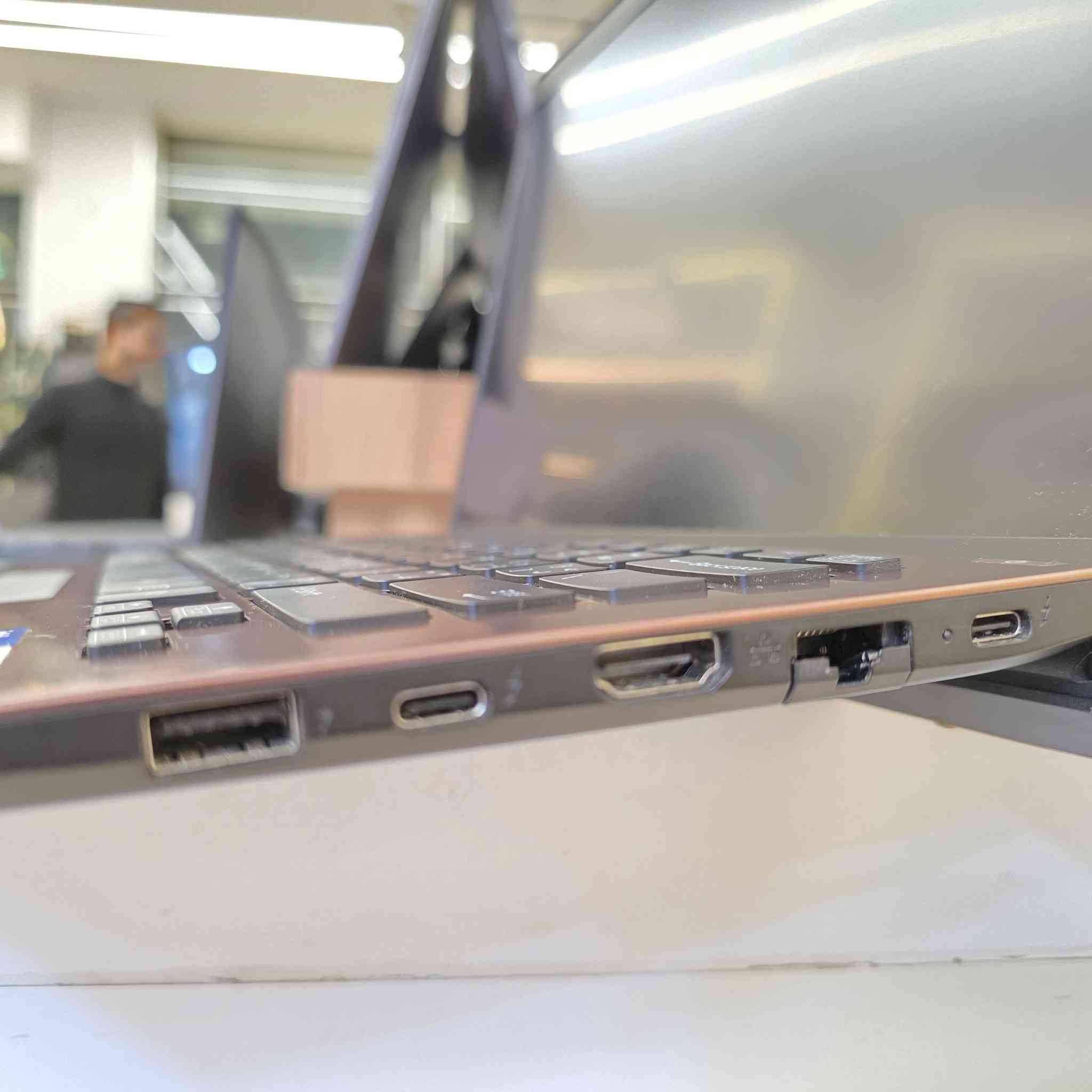 #MADE_IN_JAPAN_شاشة_لمس

✨ SONY VAIO SX14 | أناقة يابانية وأداء فائق ✨

لابتوب خفيف، أنيق، ومثالي للأعمال الاحترافية والدراسة المتقدمة 💼🎓

⚙️ المواصفات:

معالج Intel Core i7 الجيل 11

RAM 16GB DDR4

SSD 256GB
شاشة حجم 14 FHD IPS [ لمس]
كرت شاشة Intel Iris 8GB
منافذ حديثة Type-C

🔹 الحالة: وارد أوروبي – صناعة يابانية 🇯🇵
كالجديد | نظافة 95% فما فوق
🔋 البطارية: بحالة ممتازة (ضمان ساعة وأكثر)

🎁 السعر: 600,000 دينار فقط
✔️ شامل توصيل مجاني
✔️ هدايا : حقيبة + ماوس

🛡️ الضمان:

فحص وتشغيل أمام المندوب
استخدام أسبوعين (أي خلل مصنعي يُستبدل بنفس الموديل)


**إذا كنت صاحب هذا الإعلان وتريد حذفه لأي سبب، رجاءا أرسل رسالة إلى الدعم الفني**