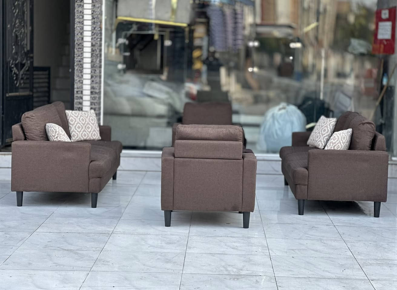 تخم اوربي متكون من 8 مقاعد نضافه جيده جدا  بقماش الكتان بمقد طبي سفوت امريكي  فول بوليستر   هيكل خشب زاني  جيب جانبي   ضهر مترحك  نضام كوشة سحاب سهل التنضيف  عنوانه اربيل زانكو 99 قرب مطعم كص سنگر يوجد توصيل ل بغداد ولباقي المحافظات الأخرى  *********** واتساب فقط علي
