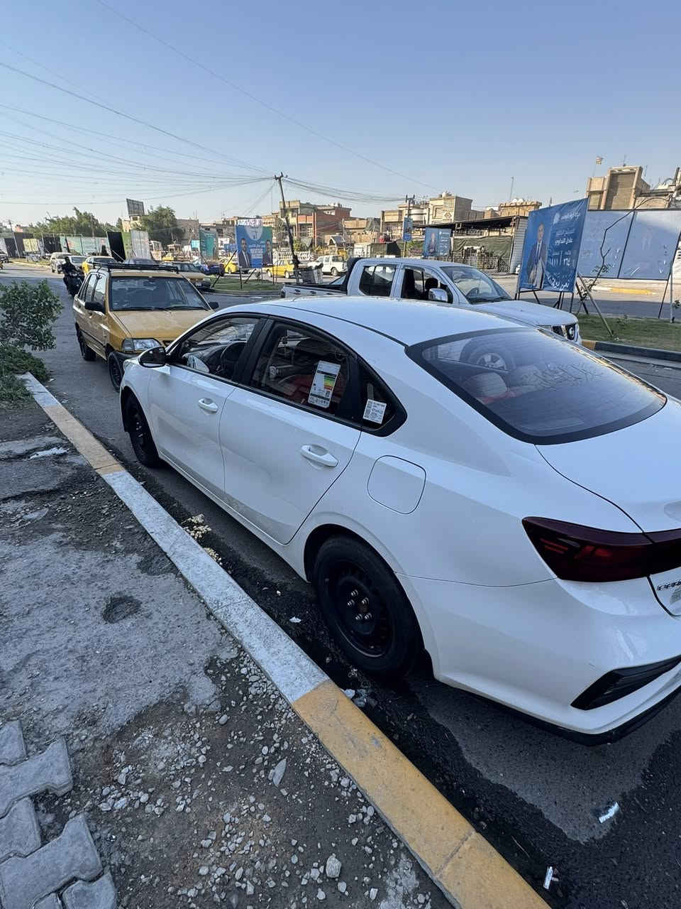 السلام عليكم سيراتو 2021  محرك 1600ماشيه 130 الف  حقيقي السياره امبدله باب خلفي بلادي اصلي وبيه  بارد  مكانين سياره نظيفه كلش 
***********
