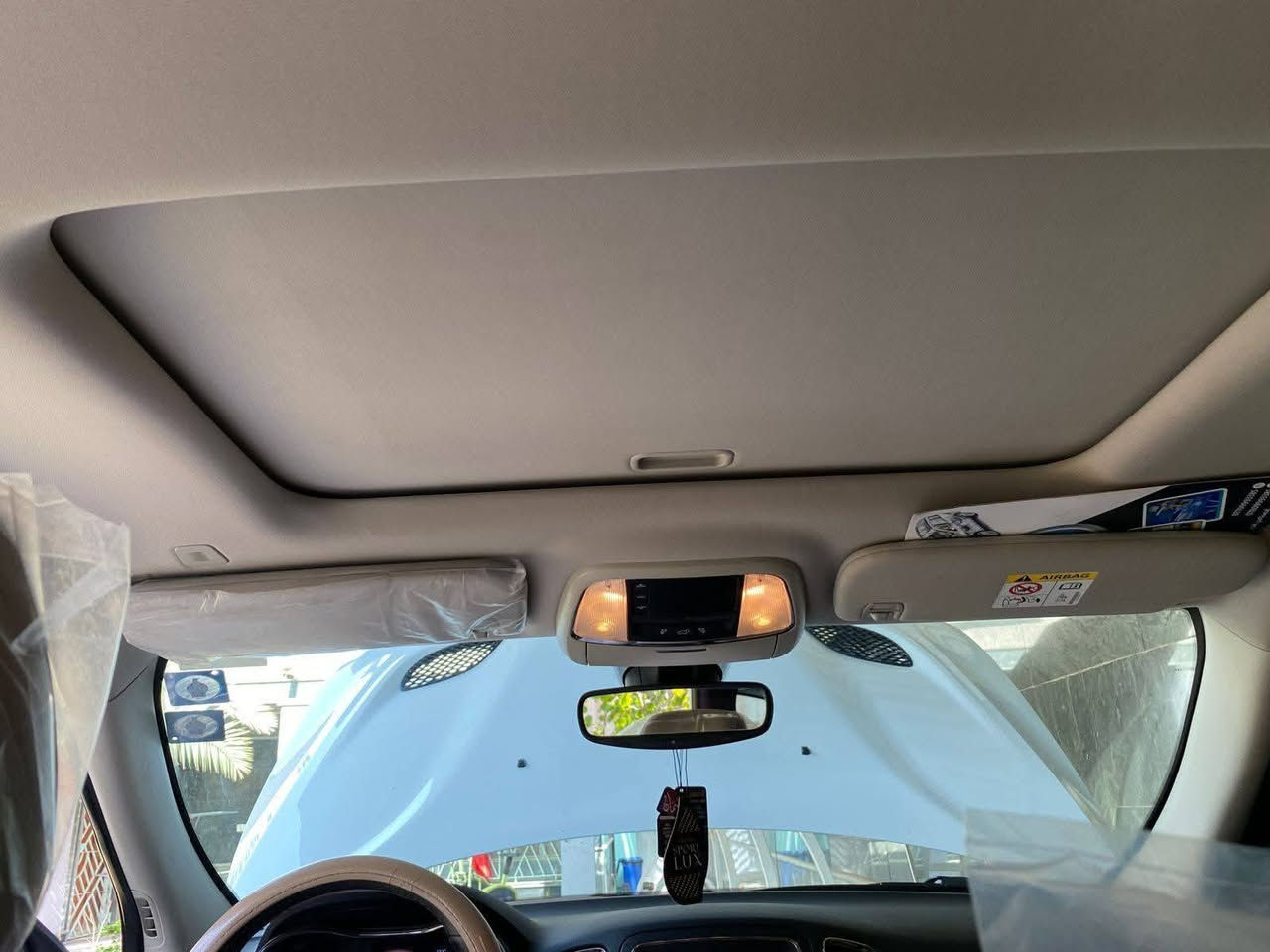 دوج دورانكو خليجي 2020 GT رقم بغداد معروفه مواصفات ال GT
محرك V6 سعة 3.6 لتر  اطارات 20 بوصة ، شاشة 8.4 بوصة، فتحة سقف، ومصابيح LED، كشافات ضباب LED، مصابيح أمامية زنون، صندوق كهربائي.
الغرفه الداخلية  كشنات متصل 7 مقاعد (جلد)، مقاعد أمامية تدفئه مع ذاكرة، شاشة ترفيه 8.4 بوصة تدعم Apple CarPlay و Android Auto.
تحذير النقطة العمياء، حساسات خلفية، كاميرا خلفية، نظام مانع للتصادم تشغيل عن بعد، محدد سرعة، نظام توجيه رياضي. 
السعر 
الحادث  طعجه بسيطه بخشم الچاملغ الامامي عكس السائق مسافه شبر ومصبوغ فقط لاغير 
السياره مكفوله من كل النواحي ماعدا خشم الجاملغ  مثل ما مذكور مكان السياره ميسان العماره  
للاستفسار الاتصال على الرقم


**إذا كنت صاحب هذا الإعلان وتريد حذفه لأي سبب، رجاءا أرسل رسالة إلى الدعم الفني**