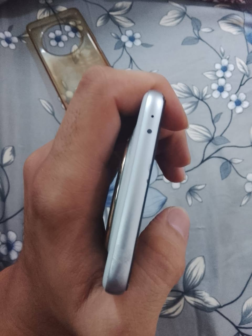 هونر x9c سمارت مساحه 256 تردد الشاشة 120هرتز بطارية عملاقة جهاز كوله مواصفات بس السماعه الجوى ما تشتغل و فتحت الجهاز حتى أبدله راد 20 و ما بدلت شاشته مكفوله و عليه لزكه و هاي الطخه بل لزكه سعر190 و بيه مجال لشراي و بيه فطر بل ظهر ما مبين ابدا و ما ادري شكد يشغل فريمات بل العاب يمكن 90


**إذا كنت صاحب هذا الإعلان وتريد حذفه لأي سبب، رجاءا أرسل رسالة إلى الدعم الفني**