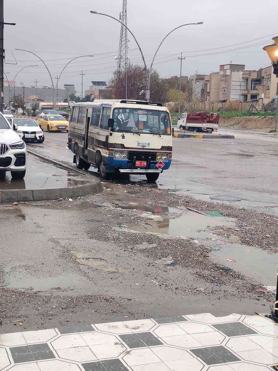سلام عليكم كوستر للبيع بلادي محرك كير اكسن بشرط تواير جديد  ويرمنيه كله  شغالا  3 وربع وبيه مجال ***********
