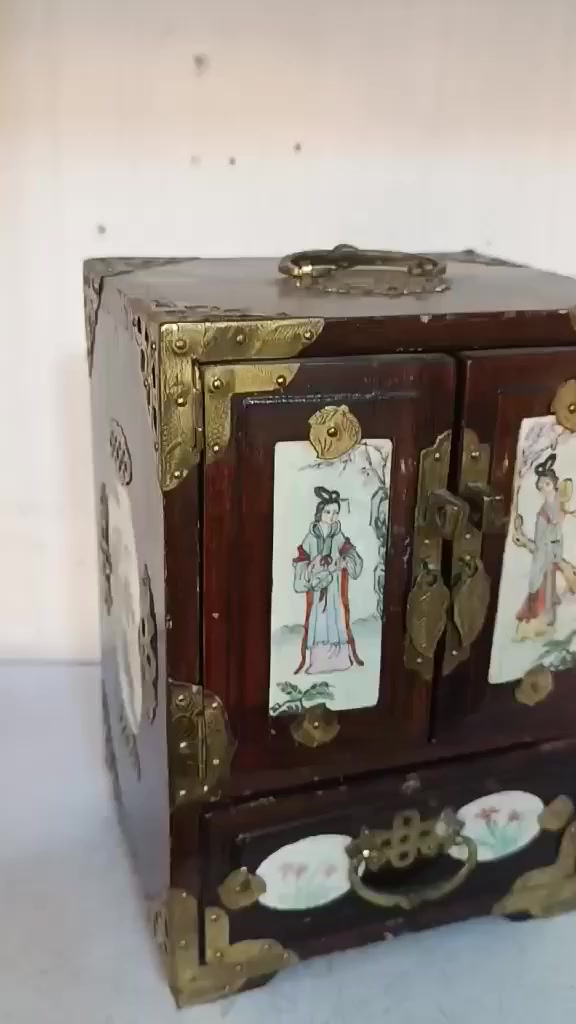 انتيكات وتحفيات للبيع مكاني بغداد *********** يوجد توصيل
