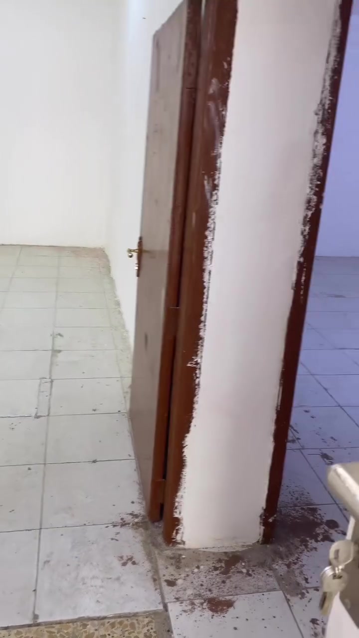 السلام عليكم ورحمة الله وبركاتهُ 
 (للموظفين )
شقة للأيجار صالحية شارع المركز على الشارع العام تحتوي على غرفتين وصحيات ومطبخ كما موضح بالمقطع الايجار 300 قفل للاستفسار المراسلة واتساب فقط ***********
