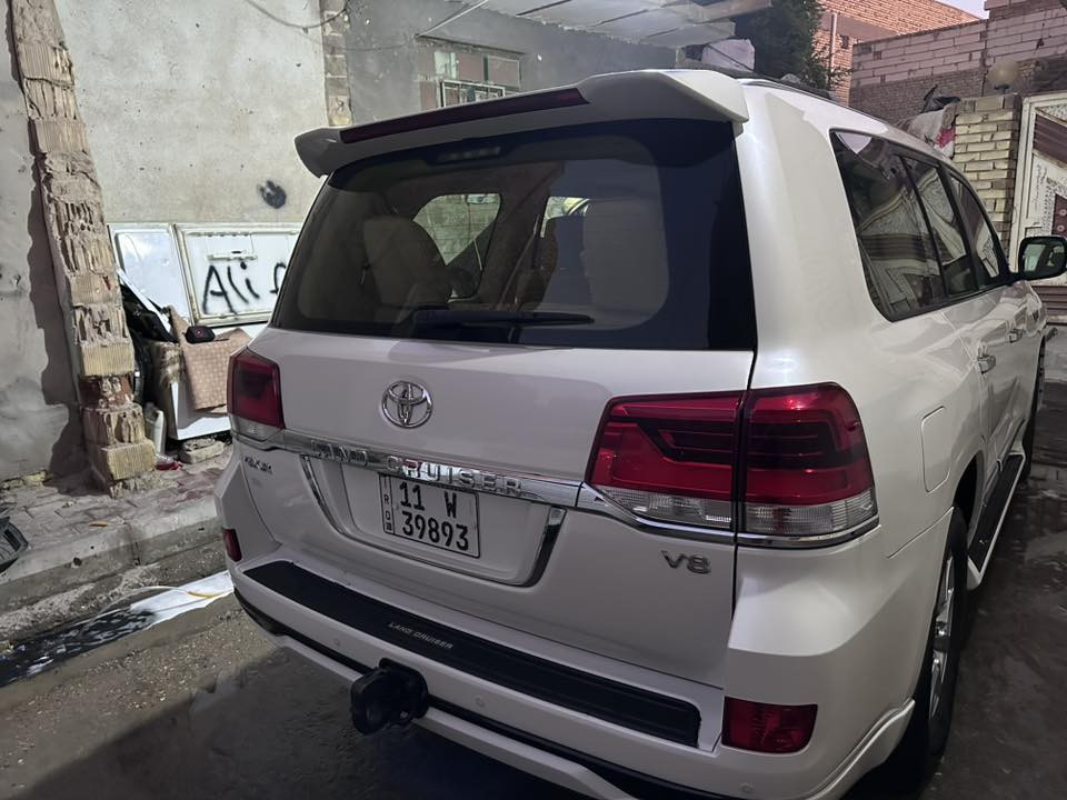 السلام عليكم اخوان لاندكروز خليجي فطيم للبيع موديل 2017 السياره جاهزه وحلوه وكفاله من الشخط مكينه 8 سلندر 4.7السياره توني شادلهه تاير دلوب ماشيه 184 مواصفاتهه تشغيل عن بعد بصمه كشنات جلد تحكم استرن جهه وحده 
لسعر 47000 وبيهه مجال حك الجيه للتواصل ***********
