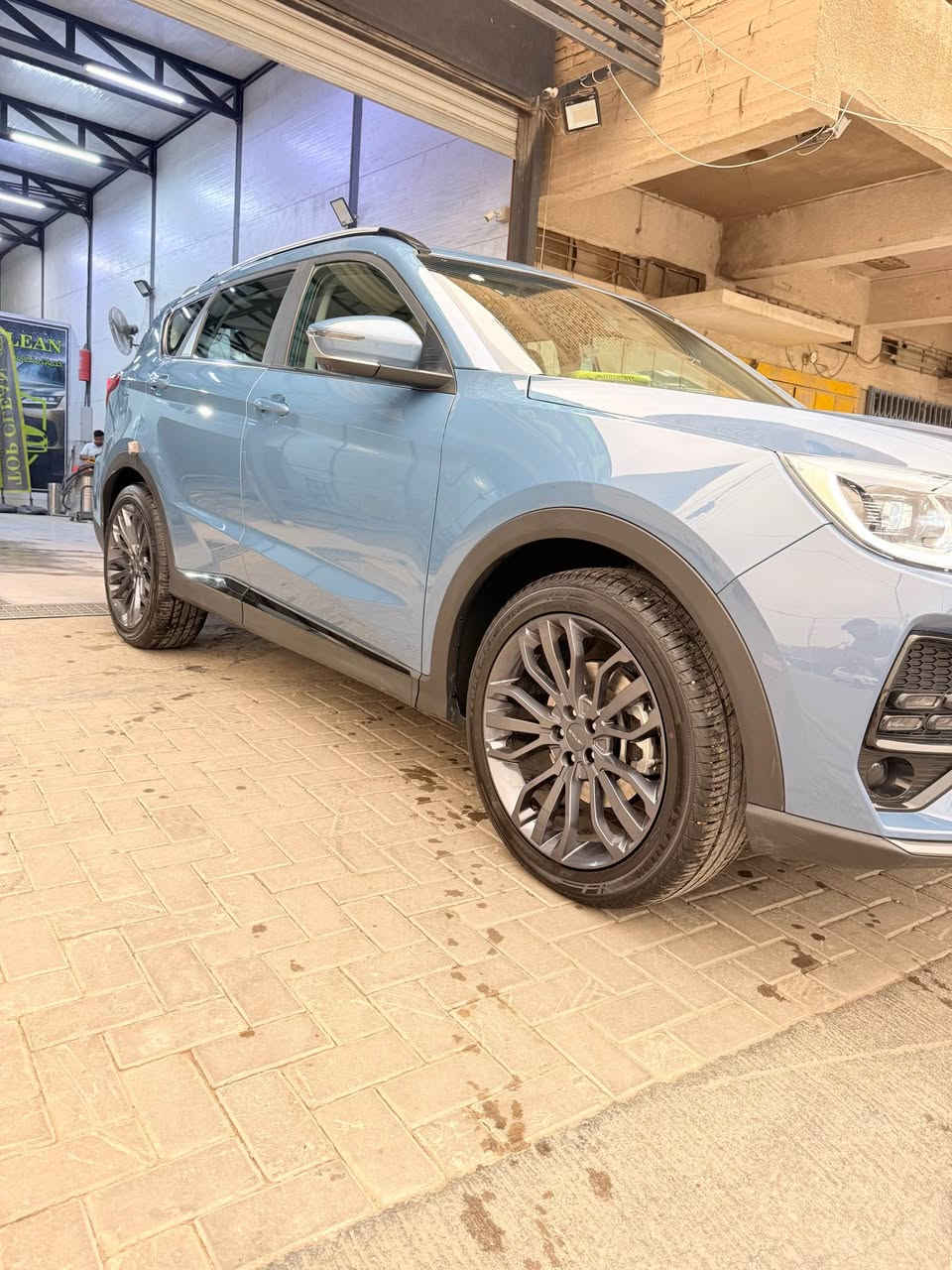 جيتور X70 1.5L Luxury 

الموديل: 2026 (خليجي)
العداد: 10000
للتواصل  ***********
السعر 21 مليون 
ترهم مراوس باقل 
بعدها بضمان الشركة
بدون رقم بعدها فحص موقت 
المحرك: 4 أسطوانات L1.5تيربو 156 حصان حقن متعدد النقاط
عزم الدوران (نيوتن-م): 230
ناقل الحركة: اوتوماتيكي دبل كلاتش من 6 سرعات
استهلاك الوقود: 7.8 لتر لكل 100 كم
الضمان الأساسي: 5 سنوات او 150,000 كم 
ضمان المحرك: 10 سنوات او 1،000،000 كم (أيهما اولاً / للمالك الأول)

المواصفات 
* إطارات قياس 20 إنچ
* فتحة سقف بانوراما 
*  الصندوق الكهربائي 
* مثبت سرعة 
* كاميرات 360 للرؤية المحيطية
*حساسات امامية وخلفية
 * شاشة عرض ترفيهية قياس 12.3 انج 
*شاشة عرض معلومات القيادة قياس 10.2 انج
*نظام صوتي من 8سماعات عالية الجودة
* نظام أبل كاربلاي وأندرويد أوتو لاسلكي
* شاحن هاتف لاسلكي سريع
*مقصورة الركاب من الجلد الفاخر 
*مقعد السائق كهربائي
*عدد صفوف المقاعد 3 (7 ركاب) 
*مصابيح أمامية و خلفية أوتوماتيكية ليد LED مع مصابيح نهارية
* المرايا الخارجية كهربائية و مدفئة مع خاصية التعتيم التلقائي
*ماسحات الزجاج الأمامي مع حساس للمطر
* دخول ذكي (بصمة) 
* خاصية إغلاق النوافذ وفتحة السقف عن بعد
*فلتر تنقية الهواء (N95)
*مسند الذراع الوسطي مع ثلاجة
 *انماط قيادة متعددة 
* وسائد هوائية امامية وجانبية
*نظام الفرامل اليديوية الأوتوماتيكي (Autohold)
*نظام التحكم بنزول المنحدرات
* نظام المساعدة لصعود المرتفعات
*نظام مراقية ضغط الاطارات
*نظام المكابح المانعة للانغلاق ABS
*نظام التحكم بالثبات ESC بغداد, العراق
