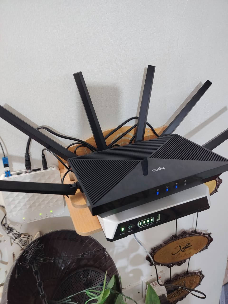 السلام عليكم. للبيع راوتر cody كودي Be11000 واي فاي 7 ثري باند 3 ترددات بنظام المش اعلى مواصفات ومعالج جدا قوي وتغطيه قويه الجهاز فول الفول مستخدم شهر اخو الجديد رايده ب130 الف ويوجد توصيل حسب الاتفاق وللاتصال *********** وبي وتس اب
