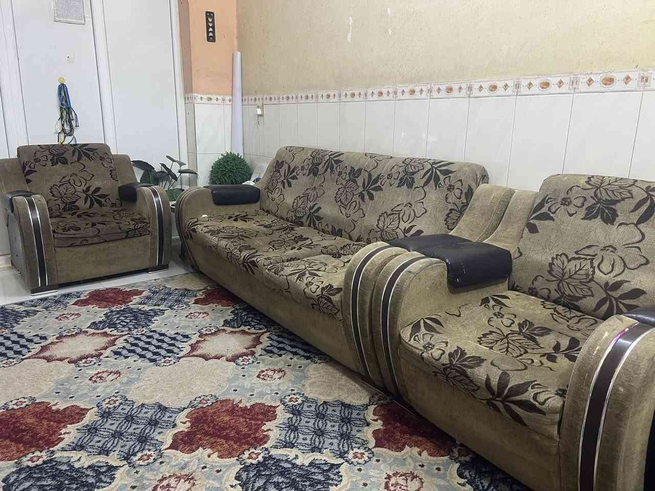 ساعه جديده 
قبل شهر للبيع 20 مع نص تخم ب 50  مع ثريات ا لوحده  5  مع مغسلة تعليك جديده مع الخلاط 35يم مستشفى الكفيل ***********
