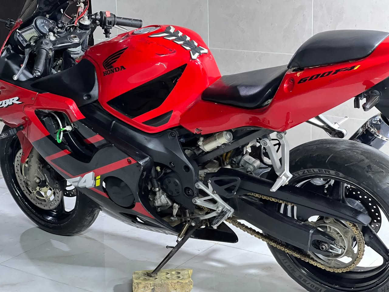 سلام عليكمf4i 2004 600cc
مكينه مفتوحة مشتغله يم كابتن دانه 
نضافته مثل مموضحة بلصور وبعد احلا بلحقيقة
مناقصة كولشي كاملة مكملة 
دبل مروحة
مكاني بغداد
السعر 20 
متواجد واتساب فقط او اتصال
***********
***********
