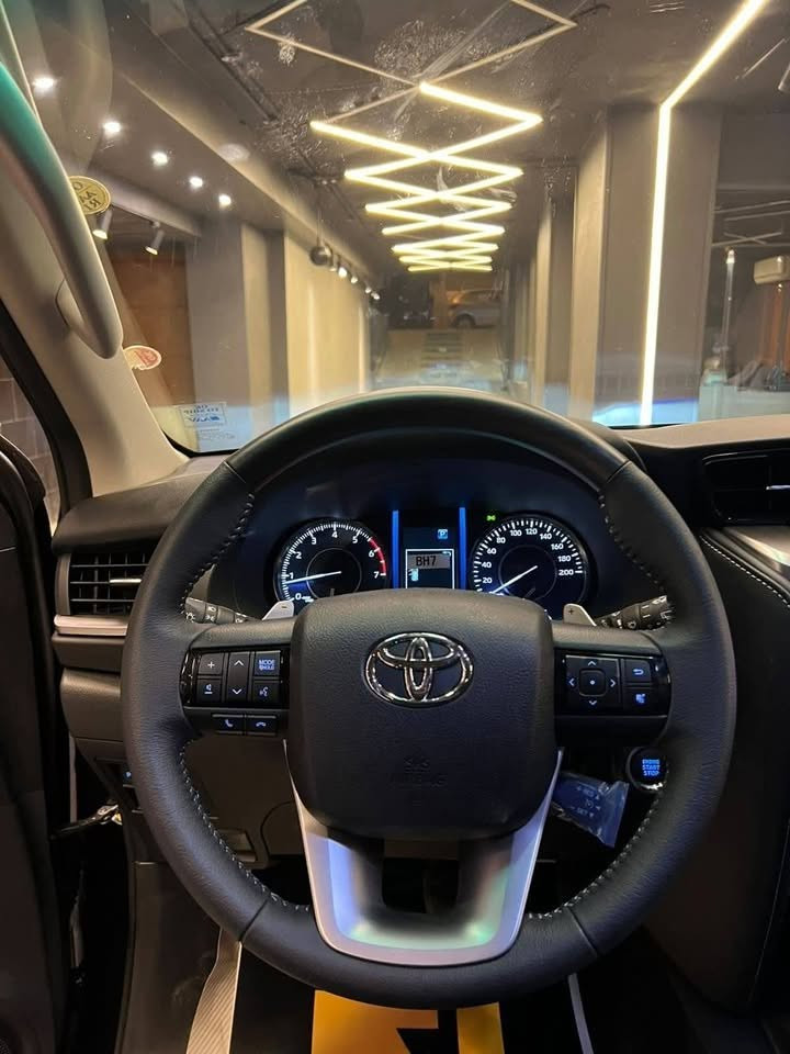 Toyota fortuner sport 4WD 2027 Zero
7 Seats 
4000     V6
4X4
376 نيوتن

-------------------------------------------
نظام الدفع الرباعي مع دبل خفيف وثقيل
(4x4)

-------------------------------------------
شاشة لمس مقاس 8 بوصة تدعم تطبيقات Apple CarPlay و Android Auto

-------------------------------------------

 نظام الفرامل المانعة للانغلاق (ABS)، توزيع إلكتروني للفرامل (EBD)، نظام الثبات الإلكتروني (VSC)، 
وسائد هوائية، وكاميرا خلفية

-------------------------------------------
جنوط 18 انش
شاشه 8 انش
كراسي كهرباء 
مقاعدجلد فاخره مع خاصية التدفئة للمقاعد الأمامية، وتتيح التحكم الكهربائي في مقاعد السائق والراكب الأمامي 

لون ابيض فرش اسود القاهرة, مصر


**إذا كنت صاحب هذا الإعلان وتريد حذفه لأي سبب، رجاءا أرسل رسالة إلى الدعم الفني**