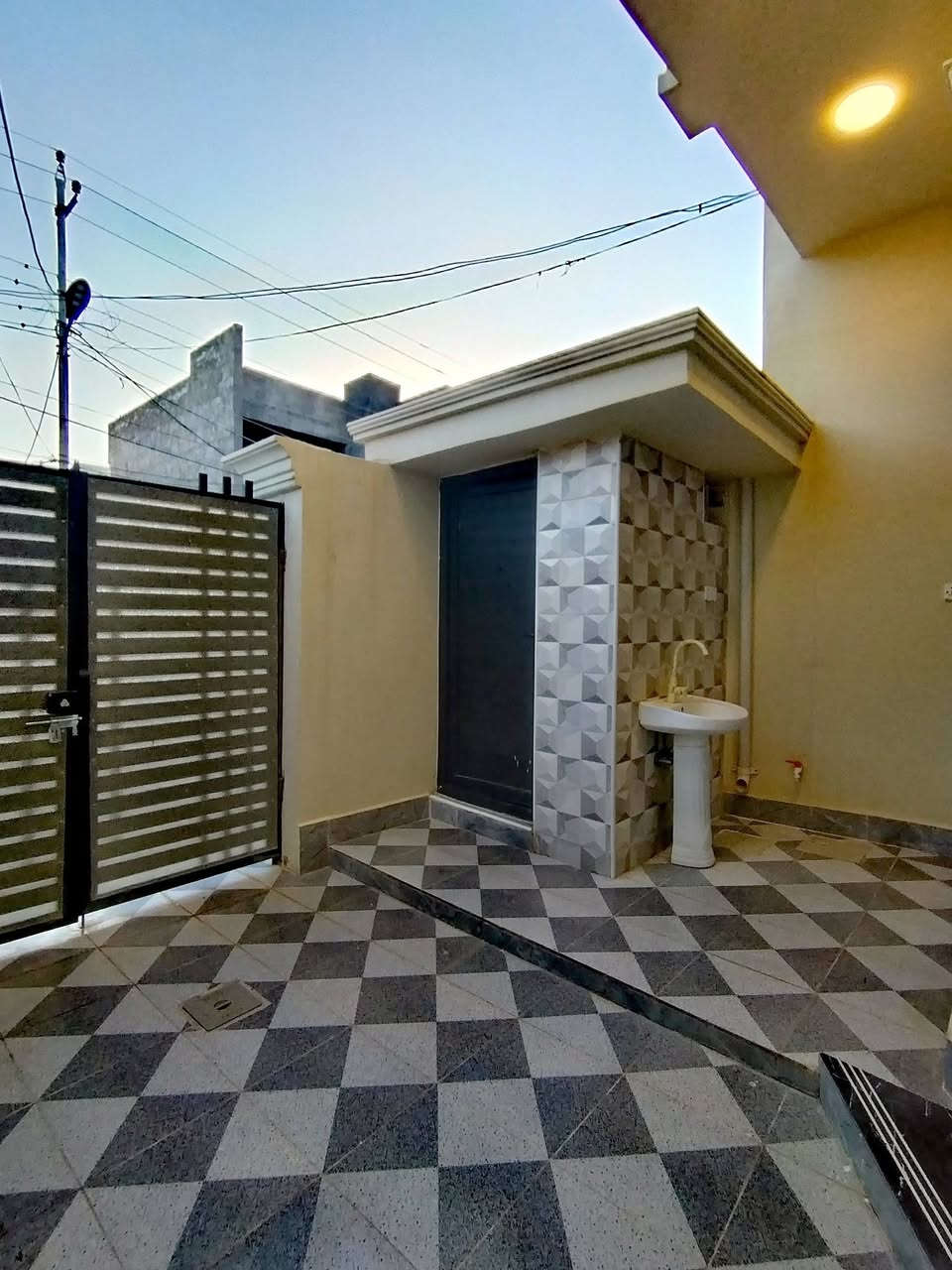دار حديثة جاهزة للسكن 
📍 الموقع: بعقوبة – تقاطع القدس – دور الزراعة الثالثة
🏡 دار بطابع حديث وتشطيب فاخر – طابقين
في موقع مميز وخدمات مكتملة، دار سكنية جاهزة بدون أي أعمال إضافية، تصميم عملي وتشطيب نظيف مناسب للعوائل.
✨ تفاصيل العقار:
المساحة: 100 متر
طابقين بتوزيع مدروس
صالة استقبال واسعة مع مطبخ حار
3 غرف نوم مريحة
3 حمامات (داخلية وخارجية)
سطحين متعدد الاستخدام
💎 المواصفات:
بناء حديث جاهز للسكن فوراً
واجهة فوم تركي فخمة
أرضيات بورسلين راقية
سقوف بنقوش مغربية أنيقة
نظام كاميرات مراقبة
⚡ الخدمات: ماء – كهرباء – مجاري – تبليط كامل
📄 طابو زراعي + سند 25
للأستفسار أكثر اتصل على الأرقام التالية او على الخاص 
ياسر فارس حسين  ***********
وسام اللهيبي  *********** 
مكتب الجزيرة لبيع وشراء الأراضي والدور السكنية
