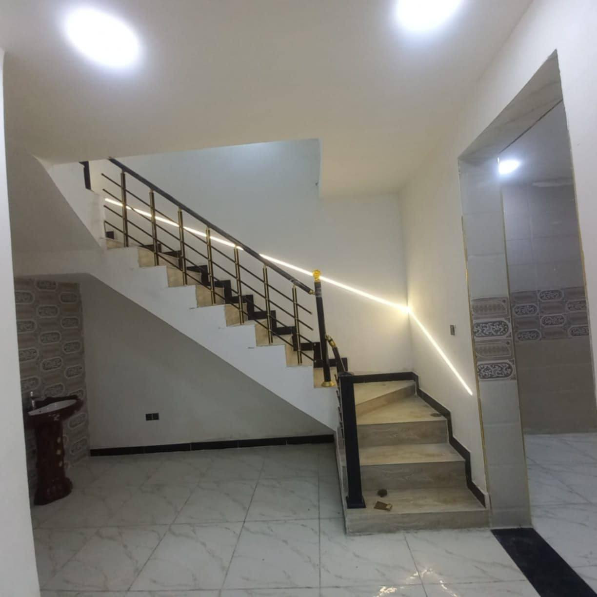 بيت ١٠٠م طابقين يحتوي على٤ غرف نوم مع استقبال ومطبخ مدخلين درجة أولى الموقع خط النفط مقابل شركة الحسن كامل الخدمات بسعر مناسب 
رقم الهاتف : ***********
